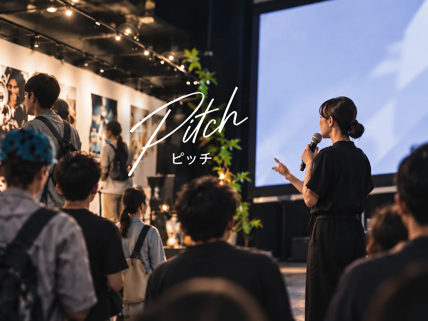 スクリーンの前でアイデアを発表する人。イベント内容を表すイメージ写真